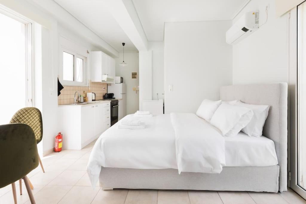 Adorable Sunny Studio With Private Balcony I Athena Bagian luar foto