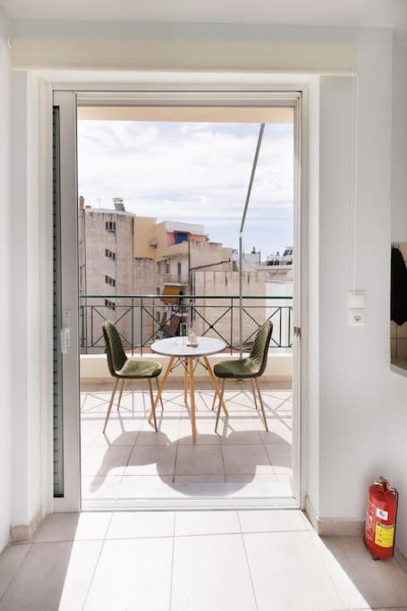 Adorable Sunny Studio With Private Balcony I Athena Bagian luar foto