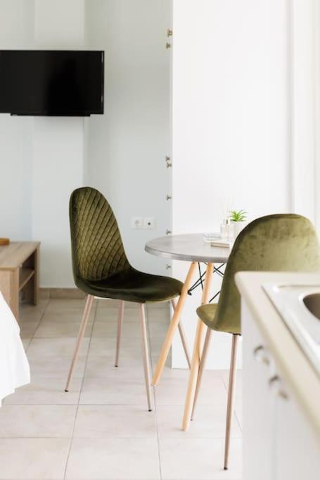 Adorable Sunny Studio With Private Balcony I Athena Bagian luar foto